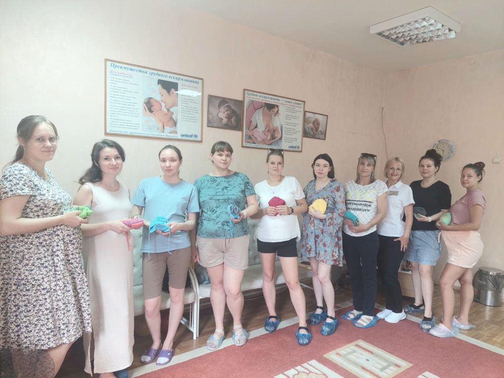 В Первоуральской больнице будущим матерям подарили вязаные наборы В Первоуральской больнице будущим матерям подарили вязаные наборы