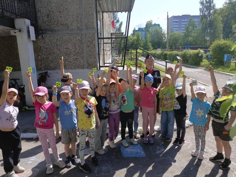 Сотрудники ГИБДД Первоуральска провели урок безопасности для дошкольников | Первоуральским дошкольникам рассказали о ПДД Сотрудники ГИБДД Первоуральска провели урок безопасности для дошкольников | Первоуральским дошкольникам рассказали о ПДД