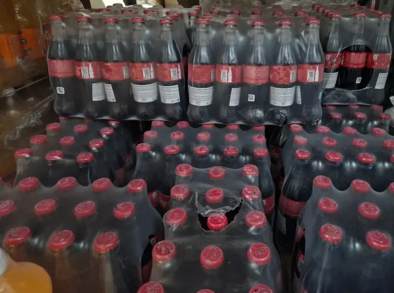 Уральские таможенники задержали 730 литров нелегальной газировки | В Екатеринбурге изъяли 1245 бутылок нелегальной «колы»
