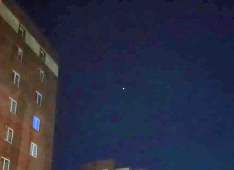 Свердловчане увидели в небе движущуюся «звезду»: зрелище запечатлели на камеру | На Урале местные жители увидели необычный движущийся объект в ночном небе