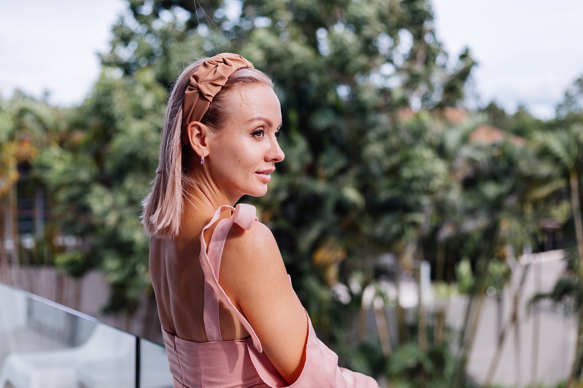 Те самые ободки из 90-х возвращаются: стилист Рогов показал, что теперь надевать вместо пластика Те самые ободки из 90-х возвращаются: стилист Рогов показал, что теперь надевать вместо пластика