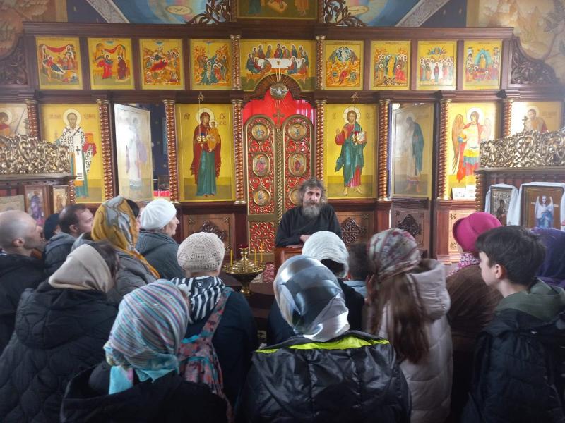 Звон колоколов и фарфоровый иконостас: в Первоуральске стартовала сезонная экскурсия | Около 40 первоуральцев совершили духовное путешествие в рамках экскурсии