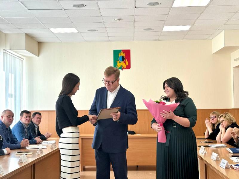 Первоуральским врачам вручили ключи от служебного жилья | Врачи из Первоуральска получили ключи от жилья