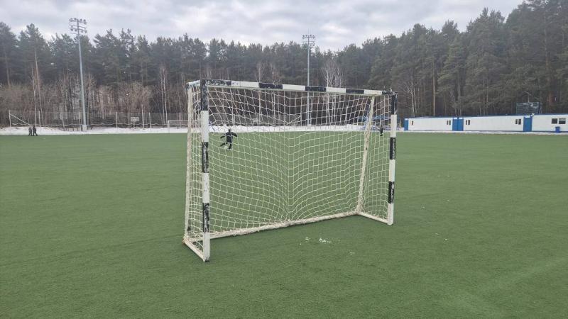 В Свердловской области на 11-летнего мальчика упали футбольные ворота и проломили ему голову | На Урале футбольные ворота проломили голову 11-летнему мальчику