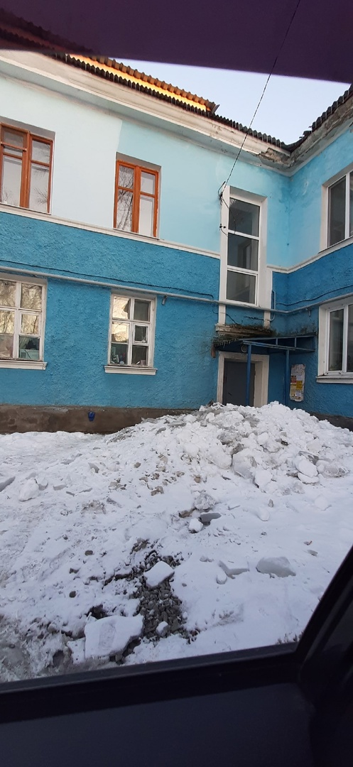 Жители Первоуральска жалуются на кучу снега, которая почти завалила вход в подъезд