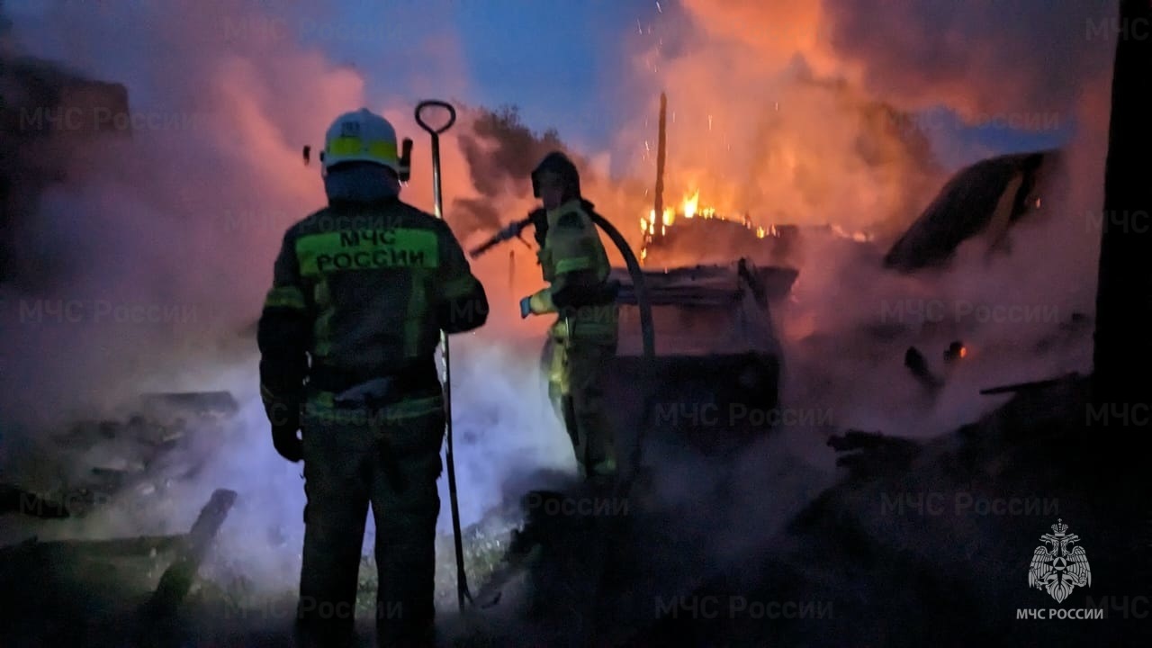 В Первоуральске на улице Мира сгорел жилой дом