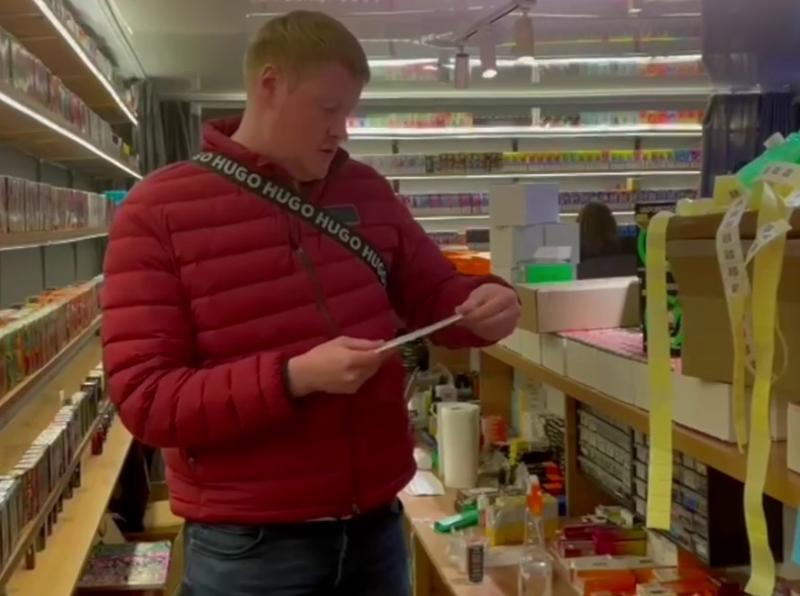 Первоуральская полиция и общественник выявили нарушения в местном вейп-шопе | В Первоуральске выявили нарушения в вейп-шопе Первоуральская полиция и общественник выявили нарушения в местном вейп-шопе | В Первоуральске выявили нарушения в вейп-шопе