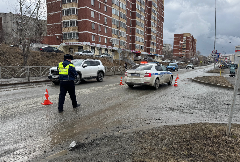 Ночью в Первоуральске на проезжей части сбили пешехода: 47-летний мужчина погиб в результате аварии | В Первоуральске водитель Renault насмерть сбил пешехода