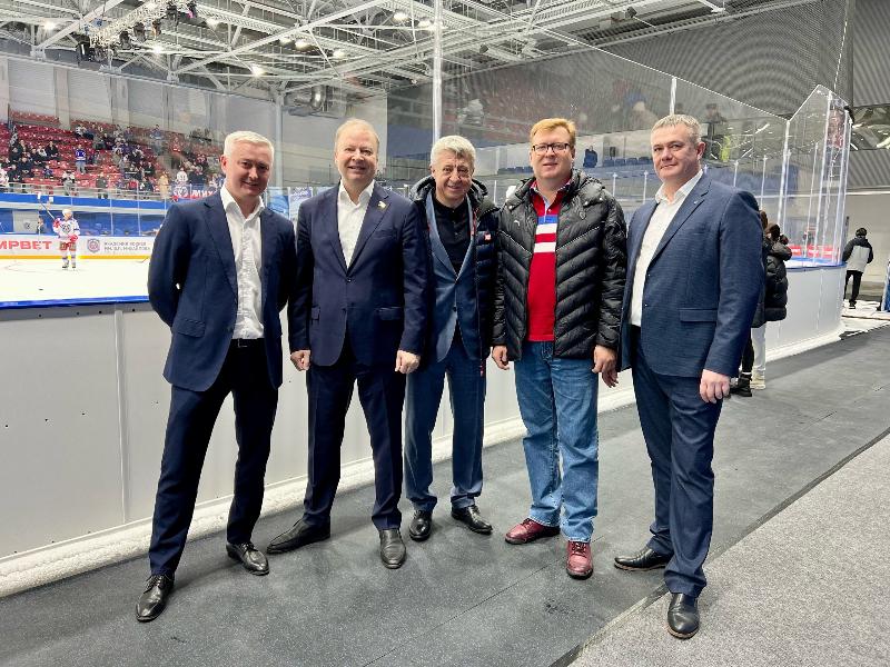 Сенатор Виктор Шептий оценил Ледовый дворец спорта в Первоуральске | Член Совета Федерации РФ посетил первоуральский Ледовый дворец