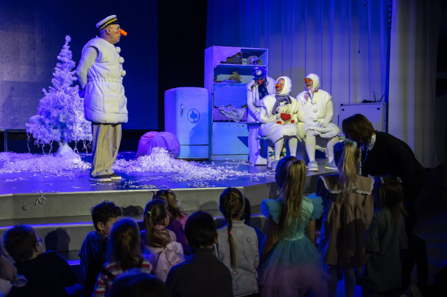 «Атмосфера сказки» для 7,8 тыс. детей: ПНТЗ организовал новогодние ёлки и подарки для подопечных из Первоуральска | в Первоуральске ПНТЗ организовал новогоднюю программу для почти 8 тысяч детей