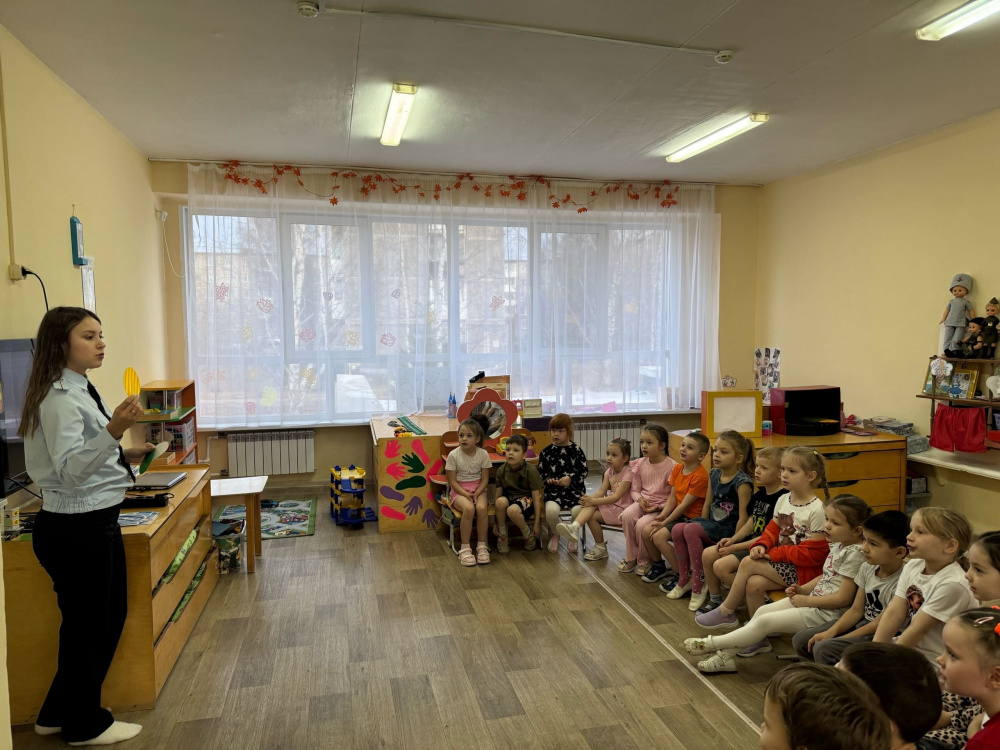Инспекторы ГИБДД в Первоуральске провели уроки безопасности для малышей | ГИБДД учит детей ПДД в Первоуральске