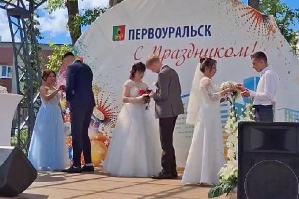 Жители Первоуральска отпраздновали в Театральном парке День семьи, любви и верности | Уральцы отметили 8 июля День семьи, любви и верности