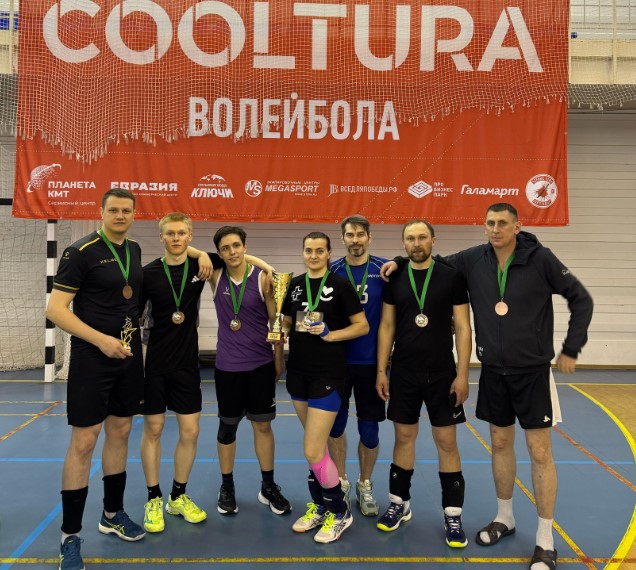 «Сармат» из Первоуральска завоевал третье место на региональном турнире по волейболу | Первоуральский «Сармат» взял бронзу на волейбольном турнире «FRESH»