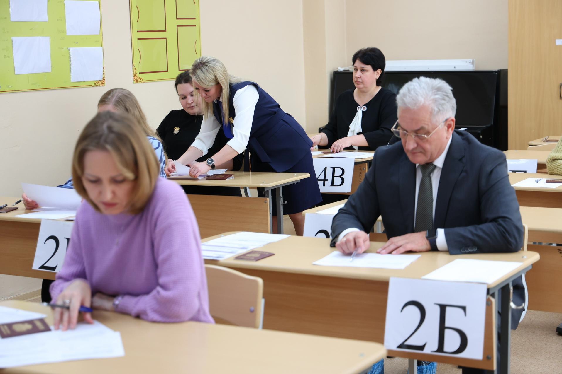 Легко ли сдать ЕГЭ? | Родители уральских выпускников протестировали систему сдачи ЕГЭ