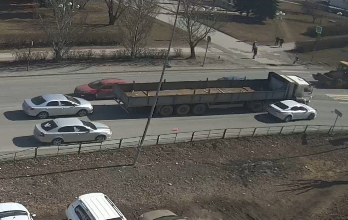 В Первоуральске грузовик задел «Тойоту» В Первоуральске грузовик задел «Тойоту»