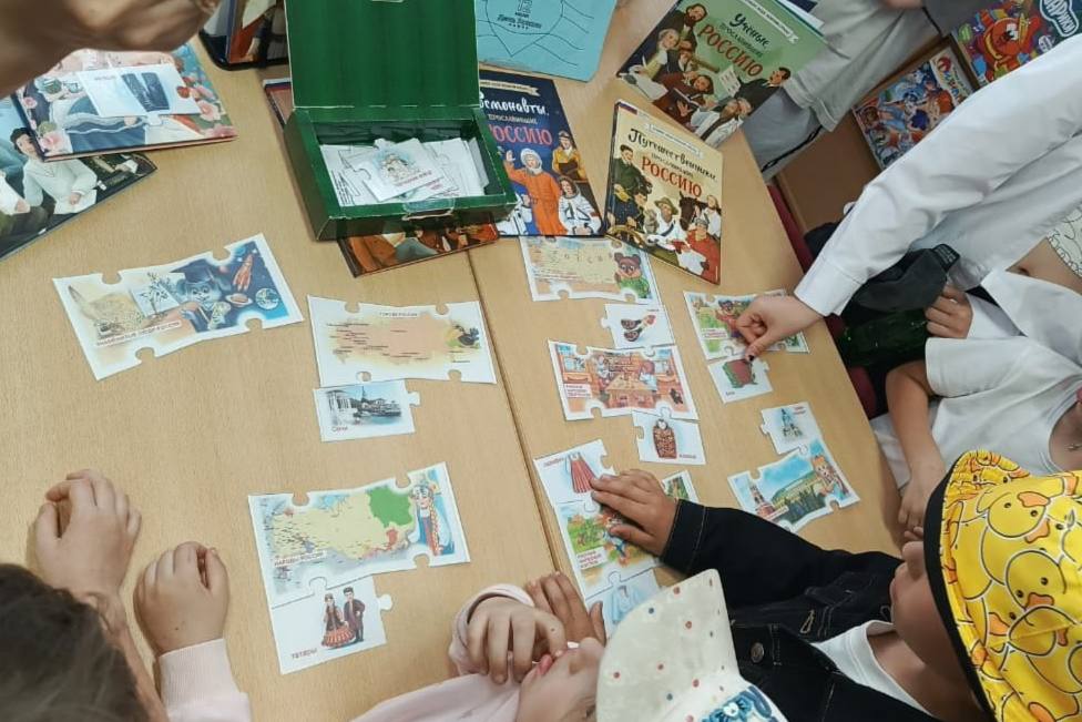 Всю неделю в Первоуральске проходят мероприятия, посвященные Дню России | На Урале в честь Дня России библиотека подготовила различные мероприятия