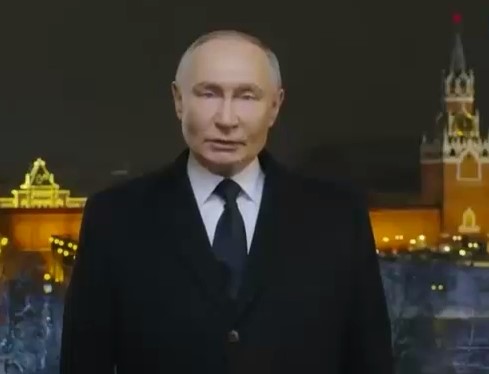 «Будем идти только вперед!»: Владимир Путин поздравил россиян с Новым годом. Видео | Президент Владимир Путин поздравил граждан с Новым годом