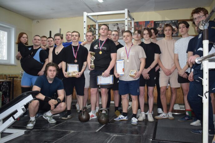 В Первоуральске спортсмены состязались за кубок ДОСААФ по гиревому спорту