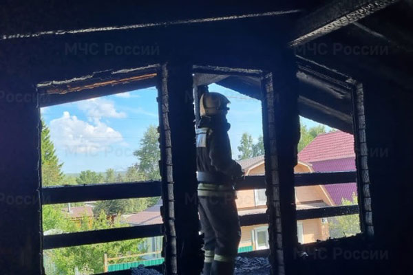 Накануне вечером в Первоуральске сгорел садовый дом Накануне вечером в Первоуральске сгорел садовый дом