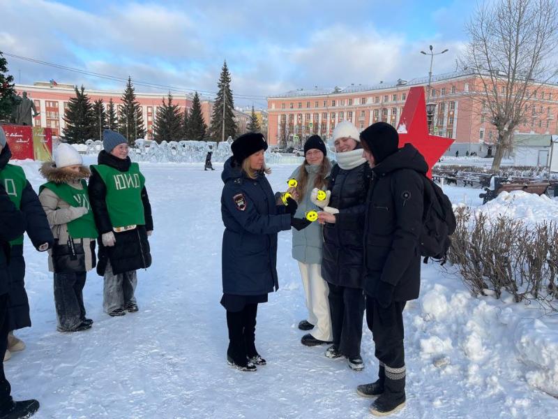ГАИ Свердловской области проводит акцию «Безопасная зима» | Уральские инспекторы ГАИ рассказывают детям и взрослым о правилах безопасности в зимнее время ГАИ Свердловской области проводит акцию «Безопасная зима» | Уральские инспекторы ГАИ рассказывают детям и взрослым о правилах безопасности в зимнее время