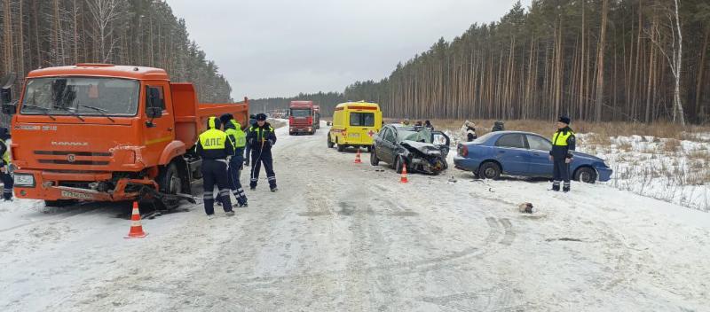 Трассу «Екатеринбург-Тюмень» полностью перекрыли из-за аварии  | На трассе «Екатеринбург-Тюмень» перекрыли движение из-за ДТП 