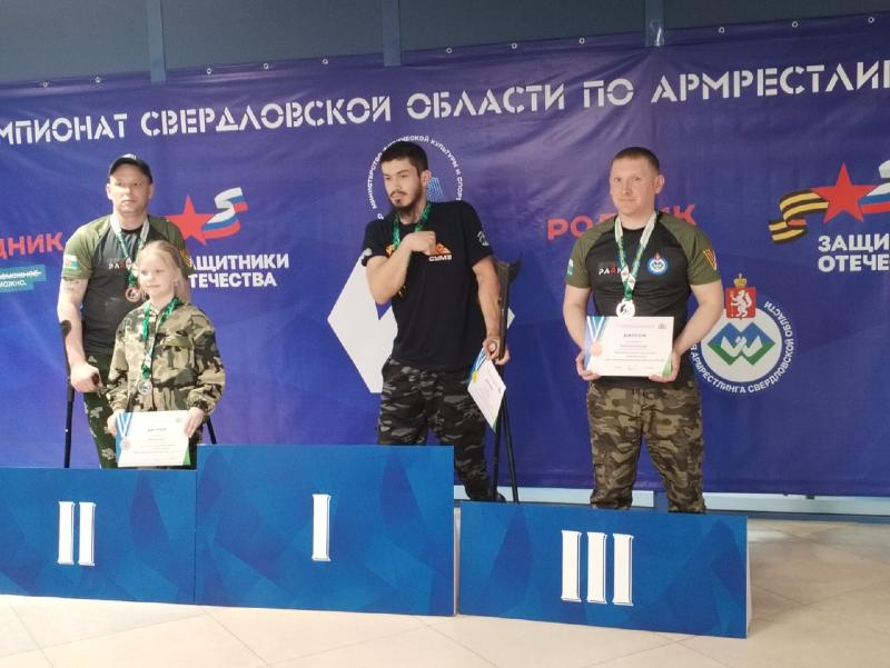 Первоуральские спортсмены триумфально выступили на чемпионате области по армрестлингу | Первоуральцы завоевали три медали на чемпионате области по армрестлингу