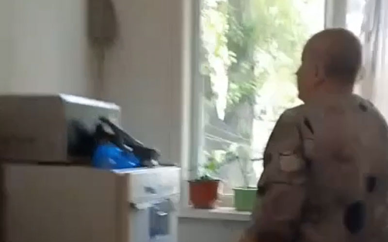 Женщина из Первоуральска бьёт тревогу: аварийный дом рушится, а расселение откладывают до 2028 года | Жительница Первоуральска пожаловалась на аварийное жильё, где живёт с ребёнком