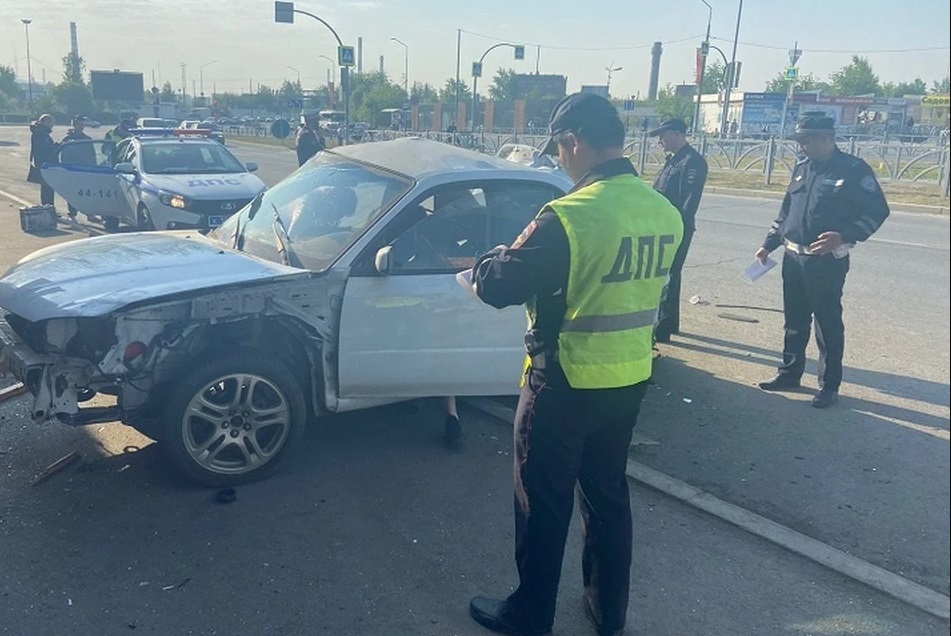 В ГИБДД рассказали подробности аварии с машиной, которая врезалась в остановку