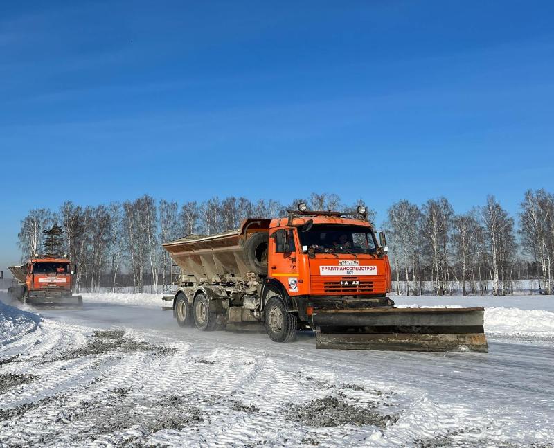 На Урале с последствиями снегопада боролись 242 единицы техники | В Свердловской области ликвидировали последствия снегопада