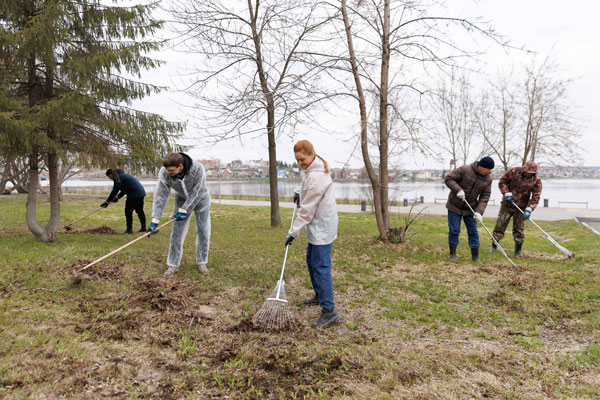 ПНТЗ вкладывает 1,8 млн рублей в благоустройство Первоуральска: добровольные усилия сотрудников для улучшения общественных мест | ПНТЗ организовал масштабный субботник в Первоуральске