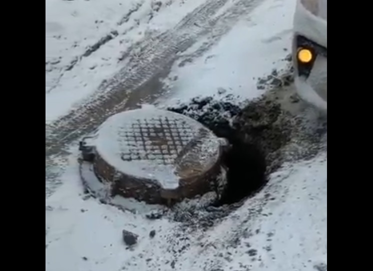 Жителей Первоуральска напугал многострадальный открытый колодезный люк