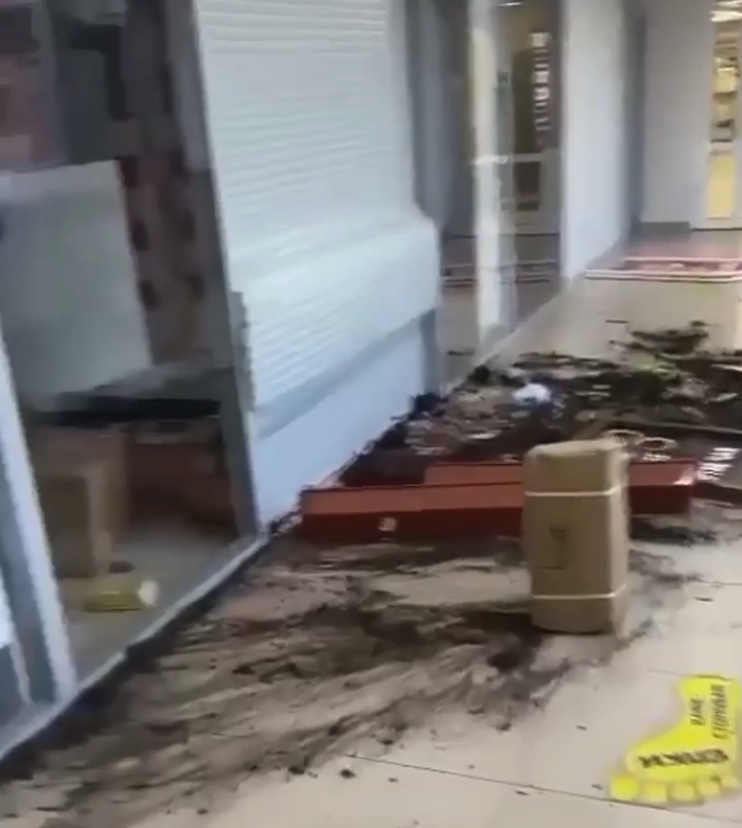 Скандал в пункте выдачи Wildberries: задержана взломщица, устроившая хаос и заснувшая голой на столе: задержана взломщица, устроившая хаос и заснувшая голой на столе | Скандал в пункте выдачи Wildberries