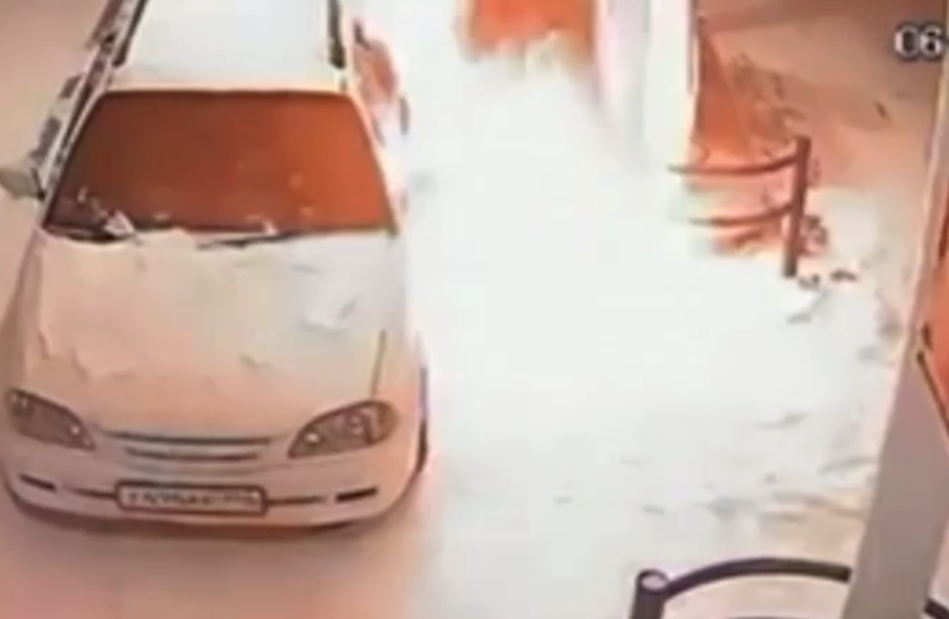 Необычный подход к проверке бензина: На Урале водитель использовал зажигалку и поджёг заправку Необычный подход к проверке бензина: На Урале водитель использовал зажигалку и поджёг заправку