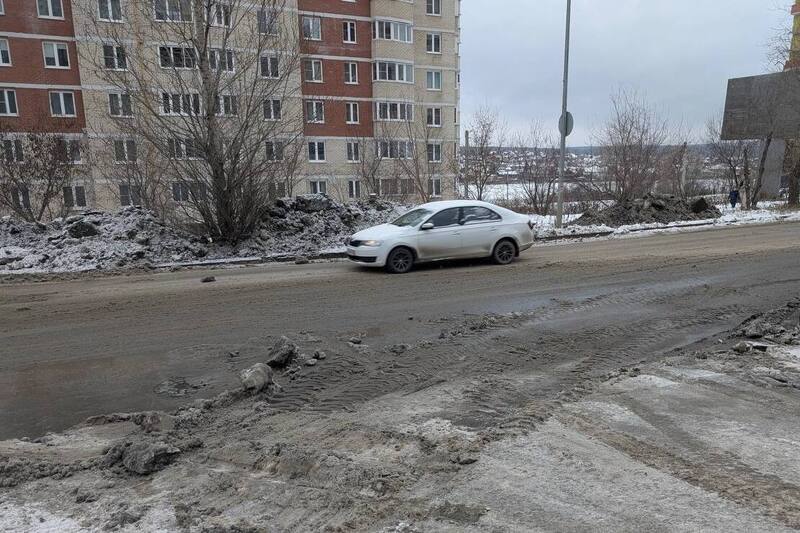 «Водоканал» Первоуральска устранил подтопление на ул.Береговой | Засор коллектора на улице Береговой в Первоуральске устранен 