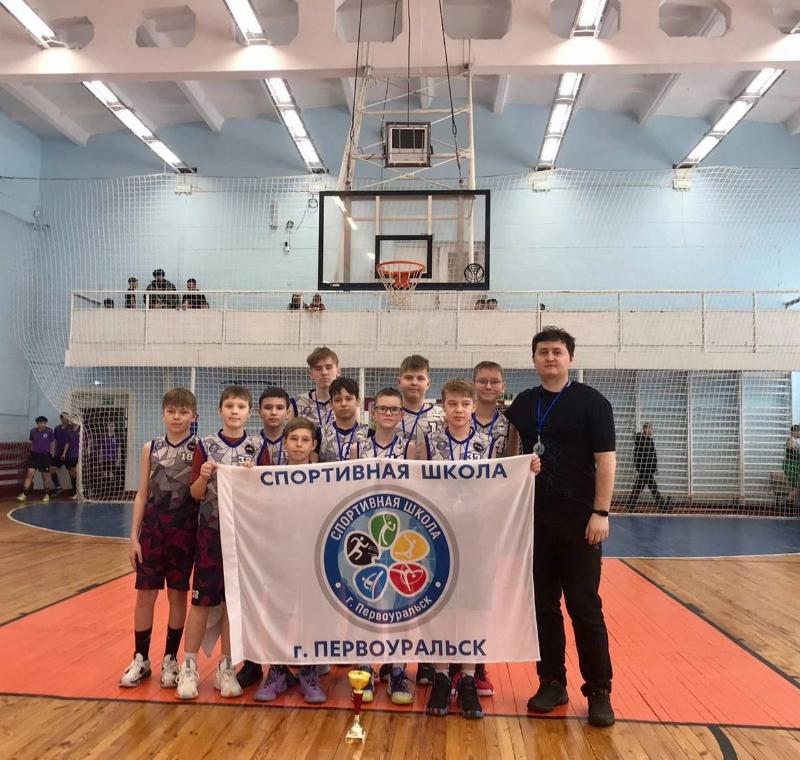 Первоуральские баскетболисты взяли первое место на Межмуниципальном первенстве | Баскетболисты Первоуральска завоевали первое место на первенстве Режевского МО Первоуральские баскетболисты взяли первое место на Межмуниципальном первенстве | Баскетболисты Первоуральска завоевали первое место на первенстве Режевского МО