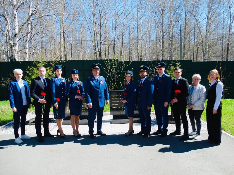 Первоуральские сотрудники прокуратуры возложили цветы к памятнику работникам ведомства, сражавшимся на фронте | В Первоуральске сотрудники прокуратуры почтили память героев ВОВ