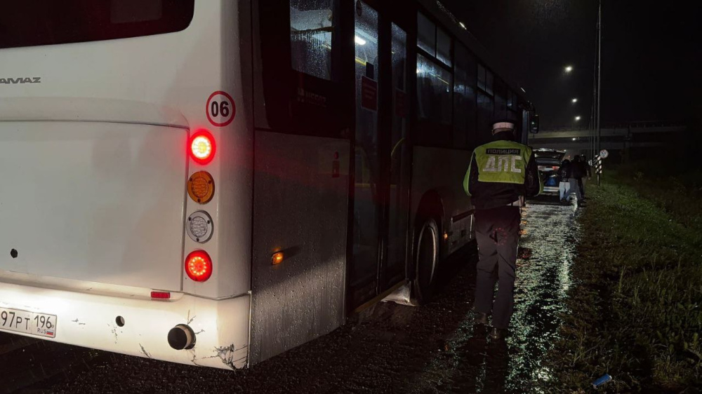 Автобус с рабочими и легковушка столкнулись возле Первоуральска. Видео  | Под Первоуральском столкнулись легковушка и автобус с рабочими 