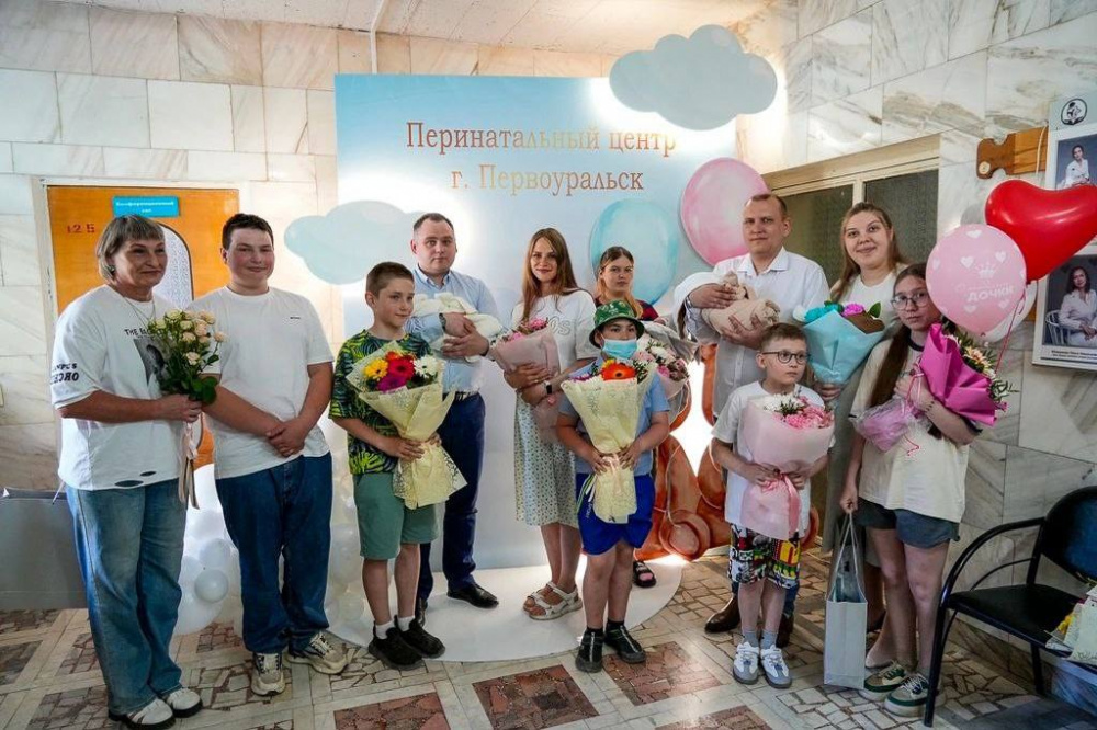 Глава Первоуральска поздравил местных жителей с Днем защиты детей и пригласил их в Театральный парк | В День защиты детей глава Первоуральска поздравил новоиспеченных родителей в роддоме