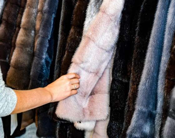 Администратора магазина шуб из Екатеринбурга уличили в воровстве денег из кассы | На Урале перед судом предстанет администратор магазина шуб за кражу 790 тысяч рублей 