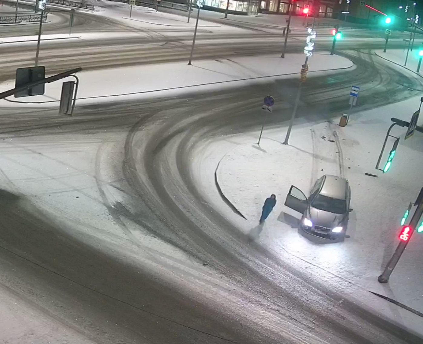 Погоня в центре Первоуральска: сотрудники ДПС ловят нарушителя Погоня в центре Первоуральска: сотрудники ДПС ловят нарушителя