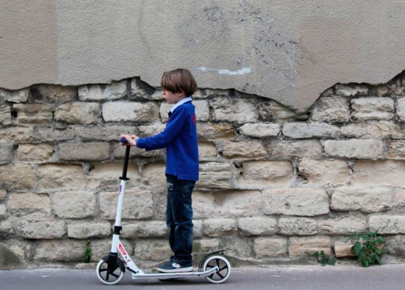 В Первоуральске прохожий напал на мальчика на самокате | Прохожий избил ребенка-самокатчика на Урале