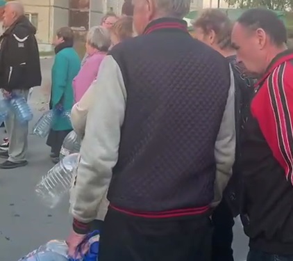 Жители Первоуральска продолжают стоять в очередях за питьевой водой 