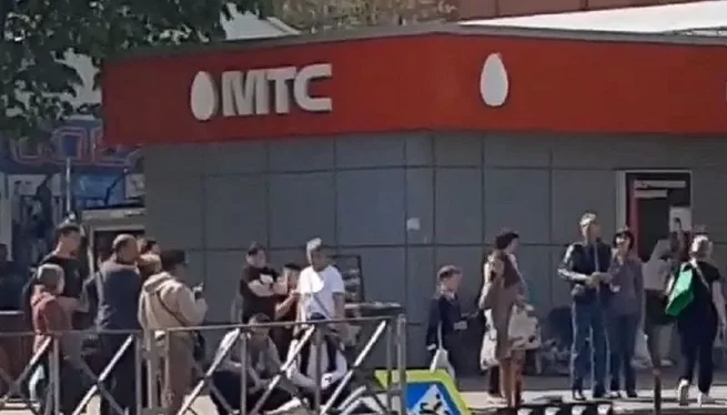 В Краснодаре на 50-летнюю женщину упал светофор | В Краснодаре на женщину упал светофор В Краснодаре на 50-летнюю женщину упал светофор | В Краснодаре на женщину упал светофор