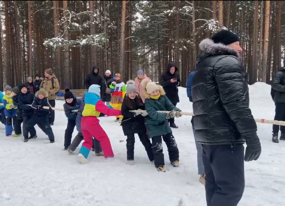 В Первоуральске на Масленицу собрались тысячи человек