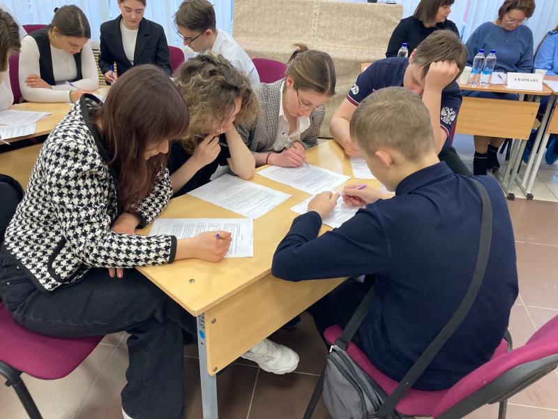 Школьники Первоуральска проверили свои знания Конституции  | В Первоуральске прошло мероприятие по проверке знаний Конституции