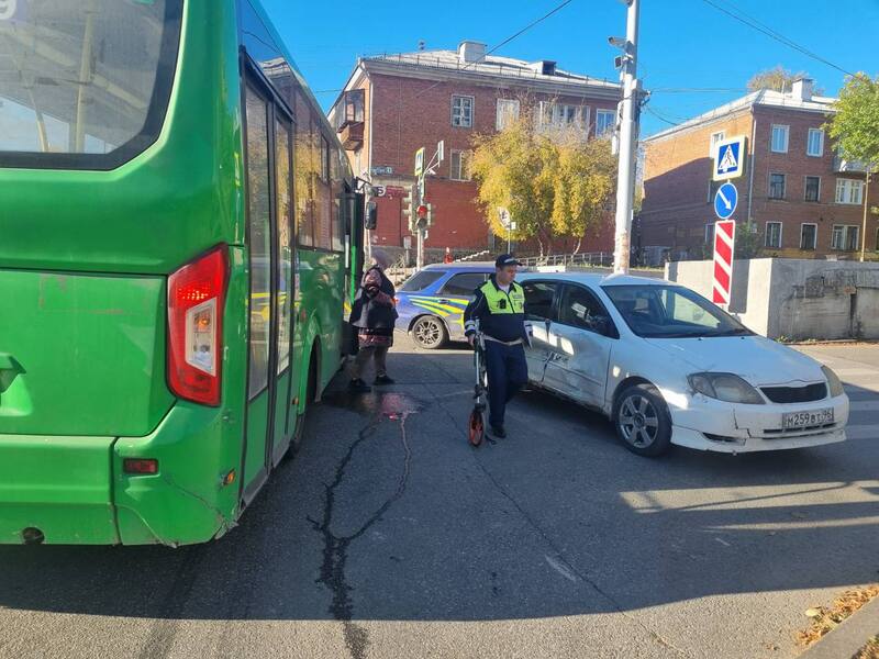 В Екатеринбурге автобус столкнулся с иномаркой, пострадал несовершеннолетний | ДТП в Екатеринбурге: автобус врезался в иномарку