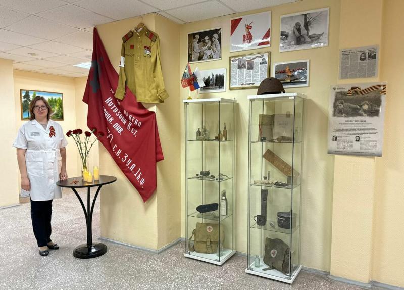 В Первоуральске открылась выставка медицинских артефактов времен Великой Отечественной войны | Врач из Первоуральска открыла выставку военных медицинских экспонатов  