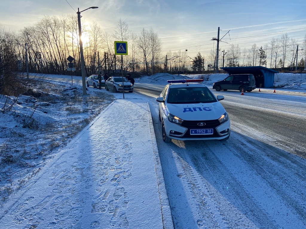 В Первоуральске автомобиль наехал на девушку