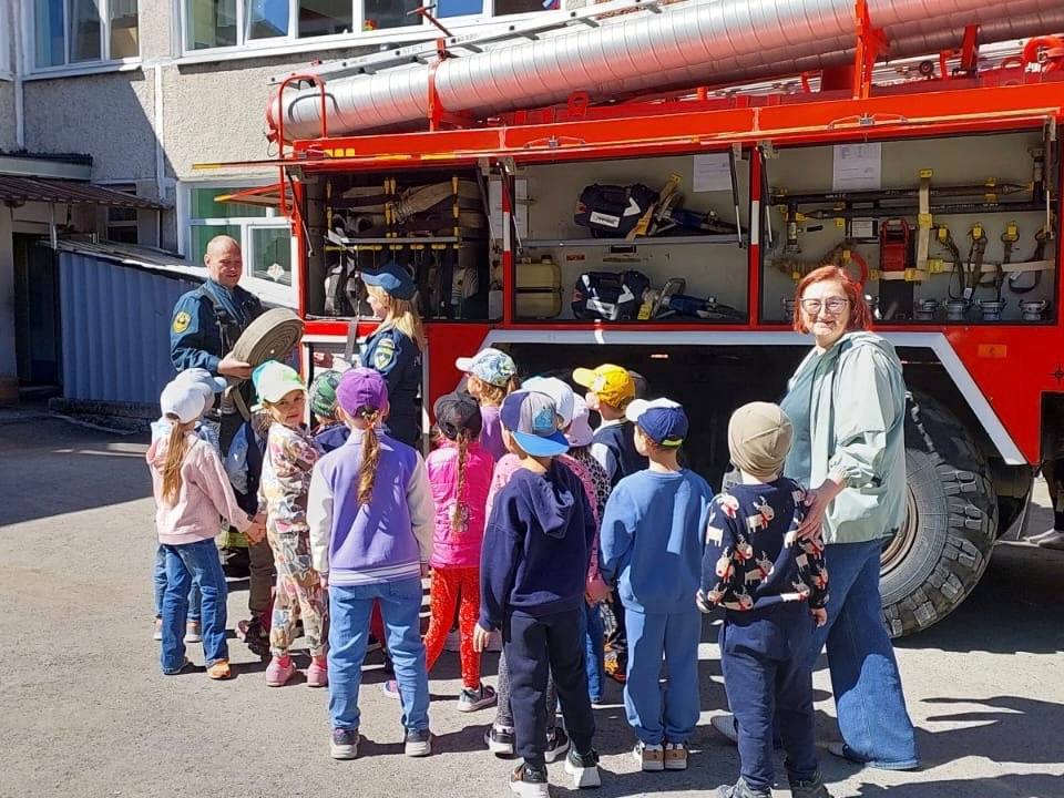 Сотрудники МЧС вместе с детьми эвакуировались из сада: как это произошло | Сотрудники МЧС вместе с детьми эвакуировались из сада: как это произошло