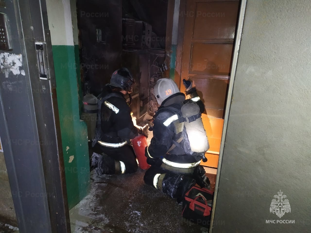 В Первоуральске в пятиэтажке произошёл пожар В Первоуральске в пятиэтажке произошёл пожар